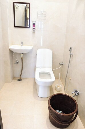 Double Room | Bathroom | Shower, slippers, soap, shampoo - Hotel The Jeelan (Jodhpur)