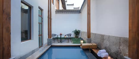 Habitación doble de lujo, vista al jardín | Alberca | Alberca al aire libre por temporada