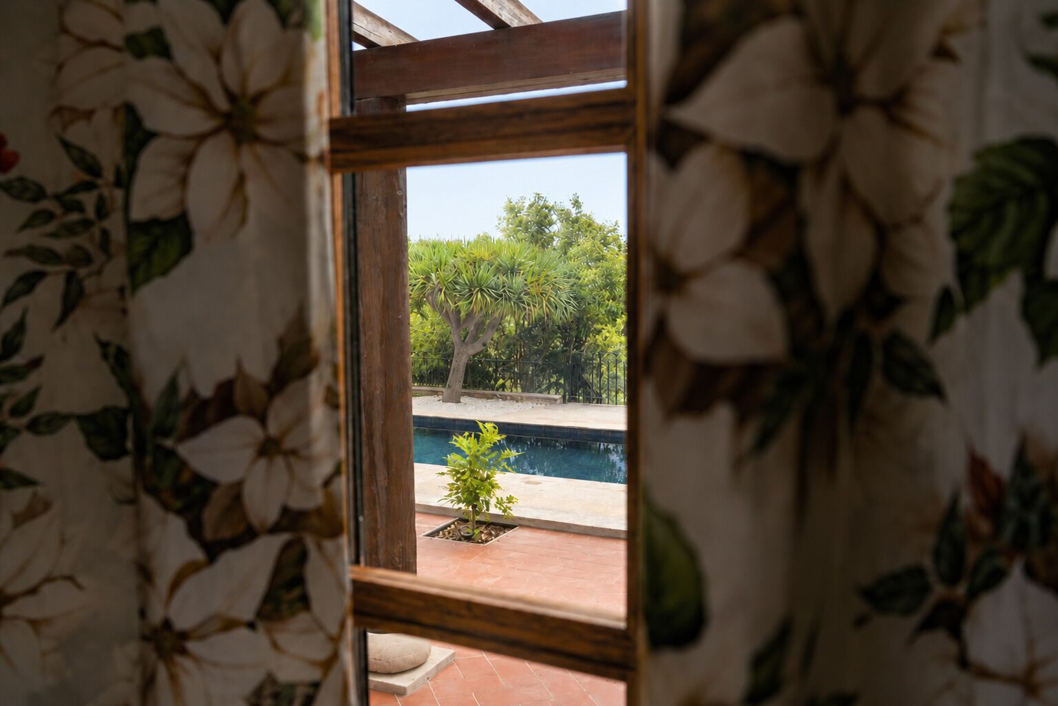 Deluxe Suite, Pool View | Interior