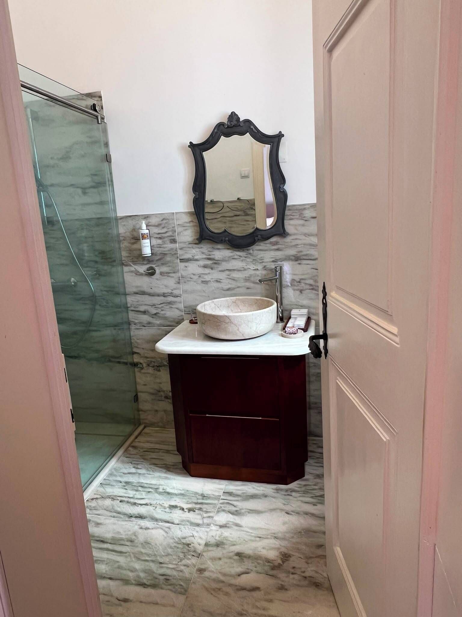 Habitación Deluxe con 1 cama doble o 2 individuales, vistas a la piscina | Baño | Ducha, secador de pelo, zapatillas y toallas