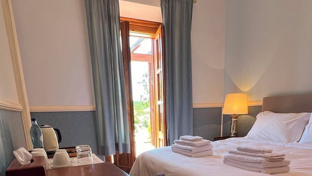 Chambre Deluxe Double ou avec lits jumeaux, vue piscine | Draps en coton égyptien, literie de qualité supérieure