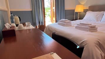 Habitación Deluxe con 1 cama doble o 2 individuales, vistas a la piscina | Sábanas de algodón egipcio y ropa de cama de alta calidad