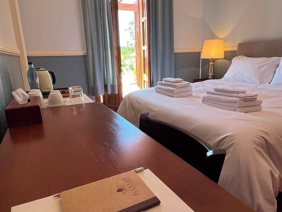 Habitación Deluxe con 1 cama doble o 2 individuales, vistas a la piscina | Sábanas de algodón egipcio y ropa de cama de alta calidad