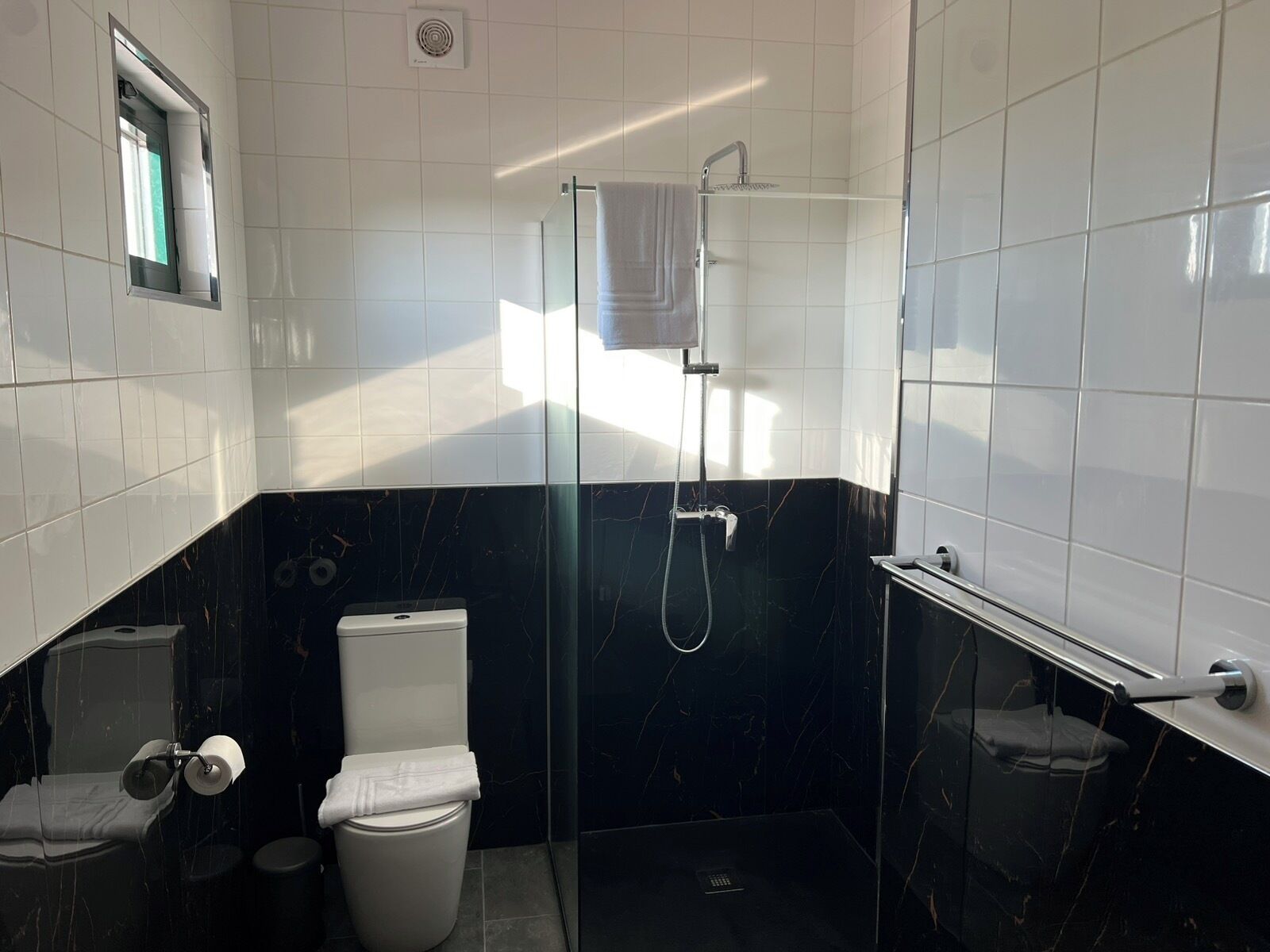 Douche, sèche-cheveux, chaussons, serviettes fournies