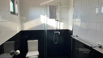Douche, sèche-cheveux, chaussons, serviettes fournies