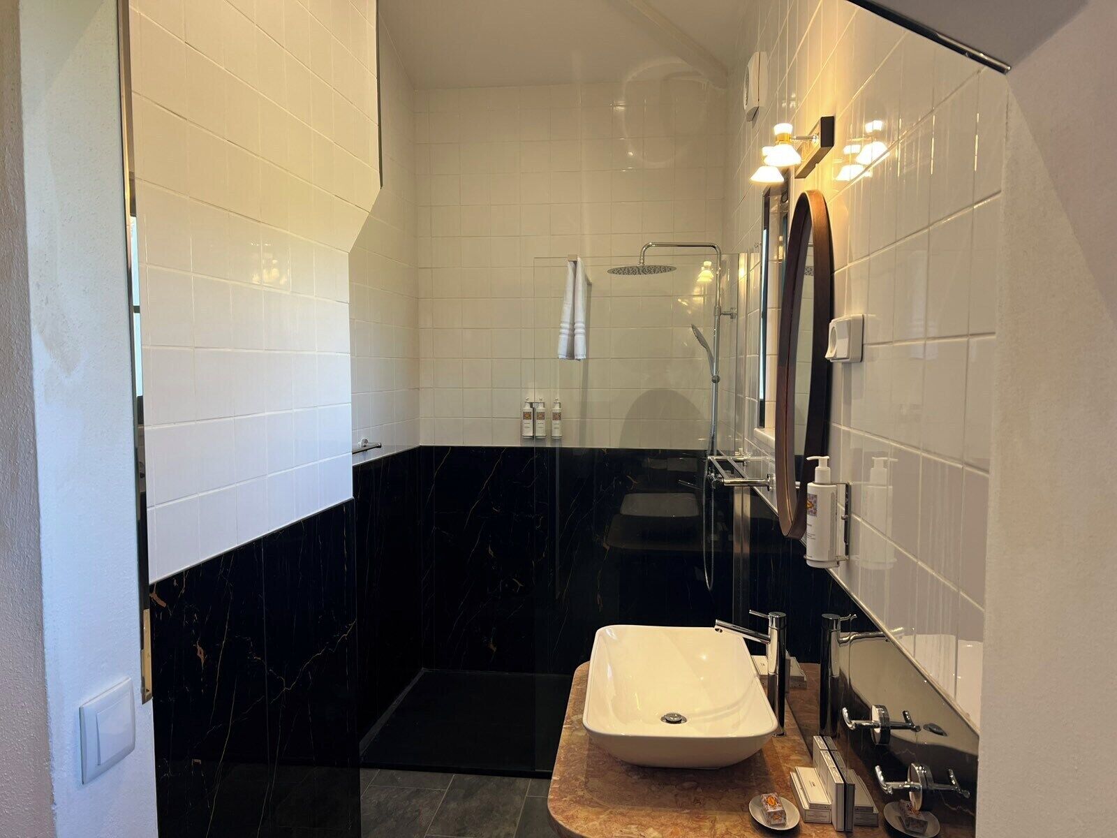 Luxury Triple Room | Bathroom | Shower, hair dryer, slippers, towels