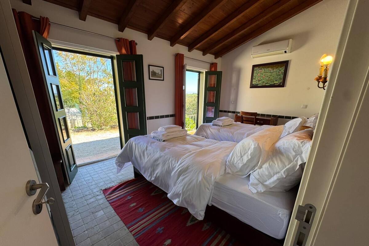 Deluxe Condo, Hill View