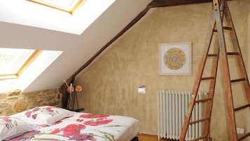 Tabla de planchar con plancha, wifi y ropa de cama