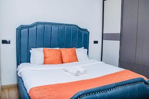 Apartamento clásico, balcón, vistas a la ciudad | Escritorio y espacio para trabajar con un portátil