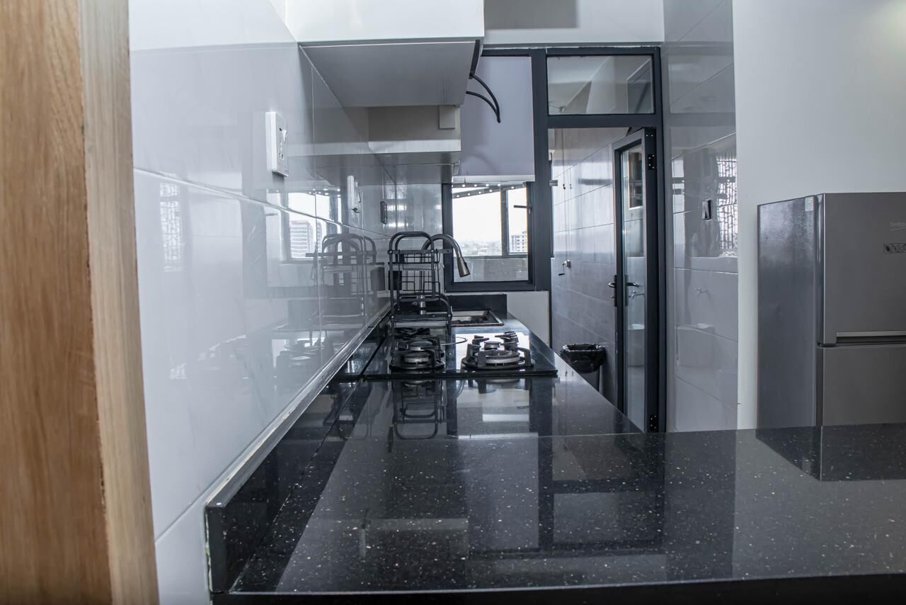 Großer Kühlschrank, Mikrowelle, Ofen, Herdplatte