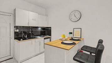 Cafeteira/chaleira, geladeira, micro-ondas, cooktop