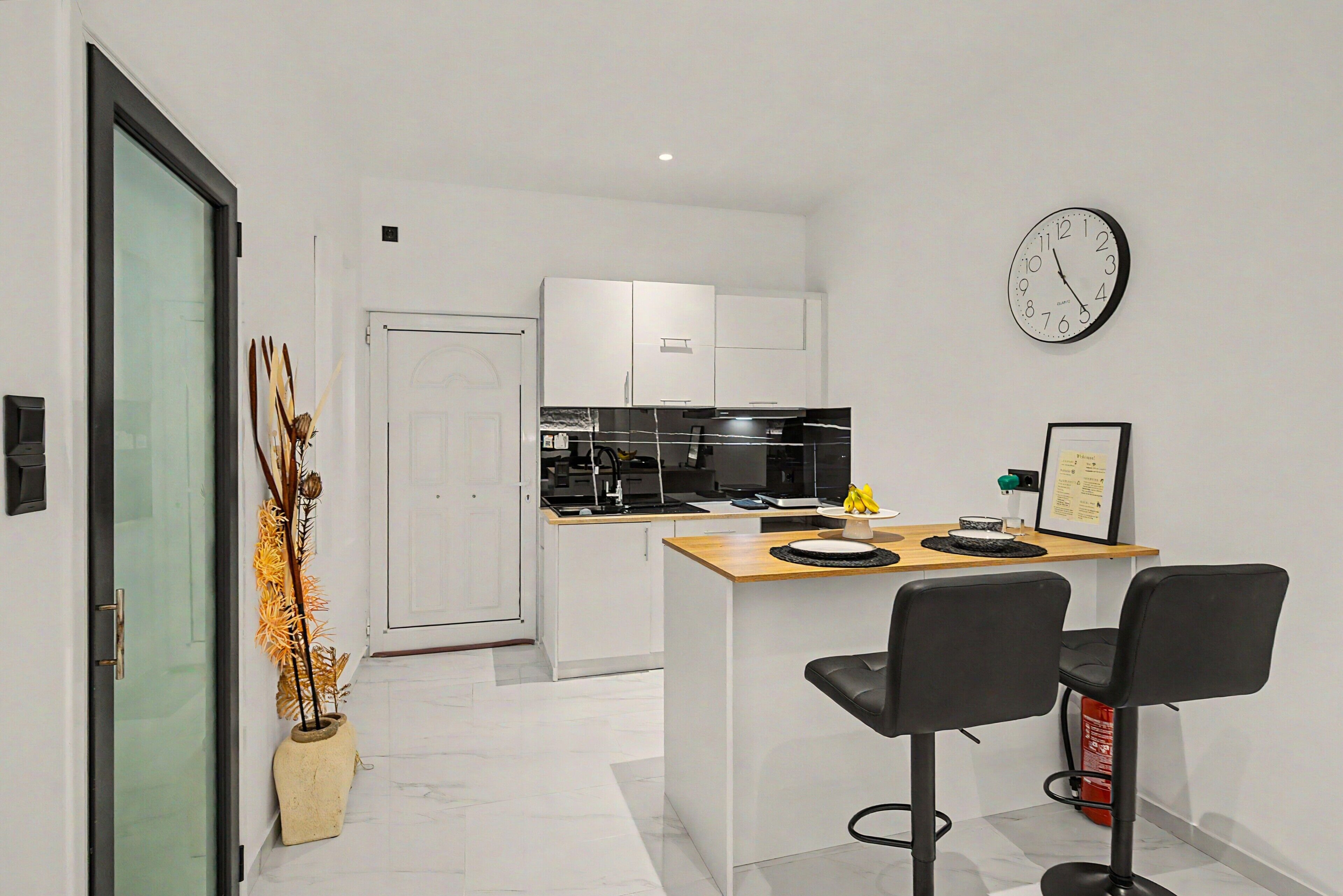 Coffee/tea maker, fridge, microwave, stovetop