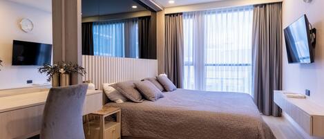 1 habitación, caja de seguridad en la habitación y escritorio