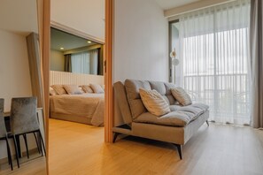 Caixa forta a l'habitació, escriptori i planxa i posts de planxar 