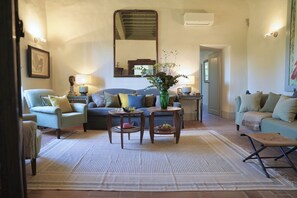 TV, fireplace - Villa Molamezza by MMega (Mercatale in Val di Pesa)