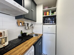 Wasserkocher mit Kaffee-/Teezubehör, Kühlschrank, Mikrowelle, Ofen