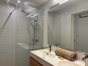 Dusche, Haartrockner, Handtücher, Seife