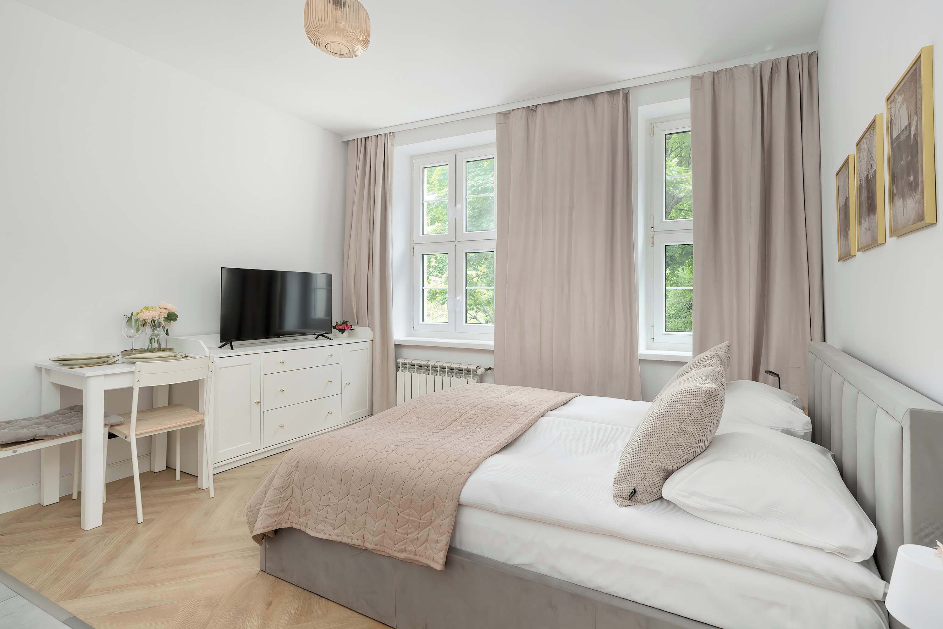 Iron/ironing board, travel crib, WiFi, bed sheets