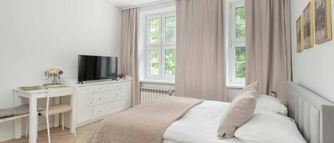 Iron/ironing board, travel crib, WiFi, bed sheets