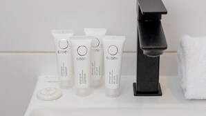Douche, sèche-cheveux, serviettes fournies, shampoing