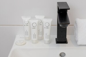 Dusche, Haartrockner, Handtücher, Shampoo