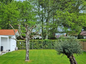 Property grounds - A quiet, residential neighborhood; a spacious and comfortable single-family home (Soustons)