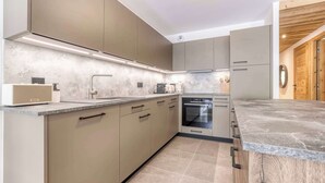 Wasserkocher mit Kaffee-/Teezubehör, Kühlschrank, Mikrowelle, Ofen