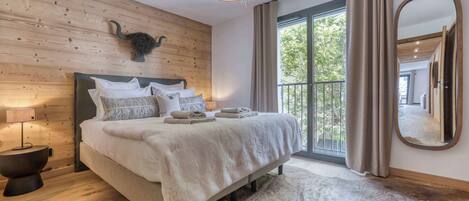 Iron/ironing board, travel cot, WiFi, bed sheets