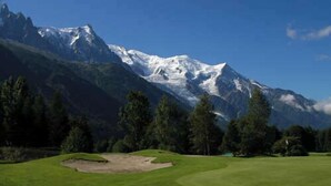Ein Golfplatz mit Bergblick.