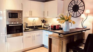 Private kitchen - One Le Savoy - 6 px - Ski Lifts & Village Life (Chamonix)