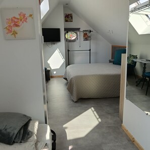 Internet, bed sheets - Vrbo Property (Louvetot)