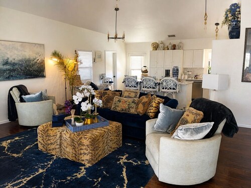 Luxury 2BR Texas House | Hot Tub & 2 Acres Privacy