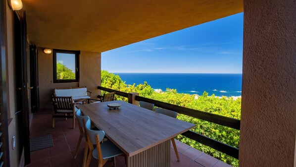 Outdoor dining - Aida, a Home with Ocean Views Amid Endless Sunsets (Trinità d'agultu e vignola)
