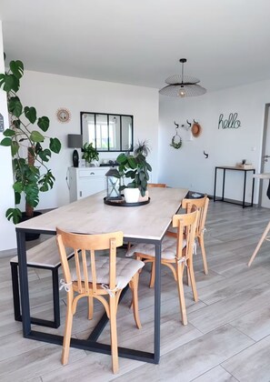 Dining - House near La Rochelle & the beaches (Clavette)