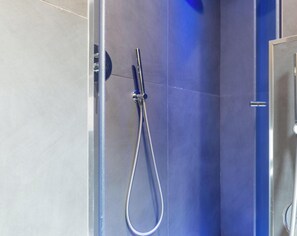 Chambre Double | Salle de bain | Douche, sĂšche-cheveux, serviettes fournies, papier toilette