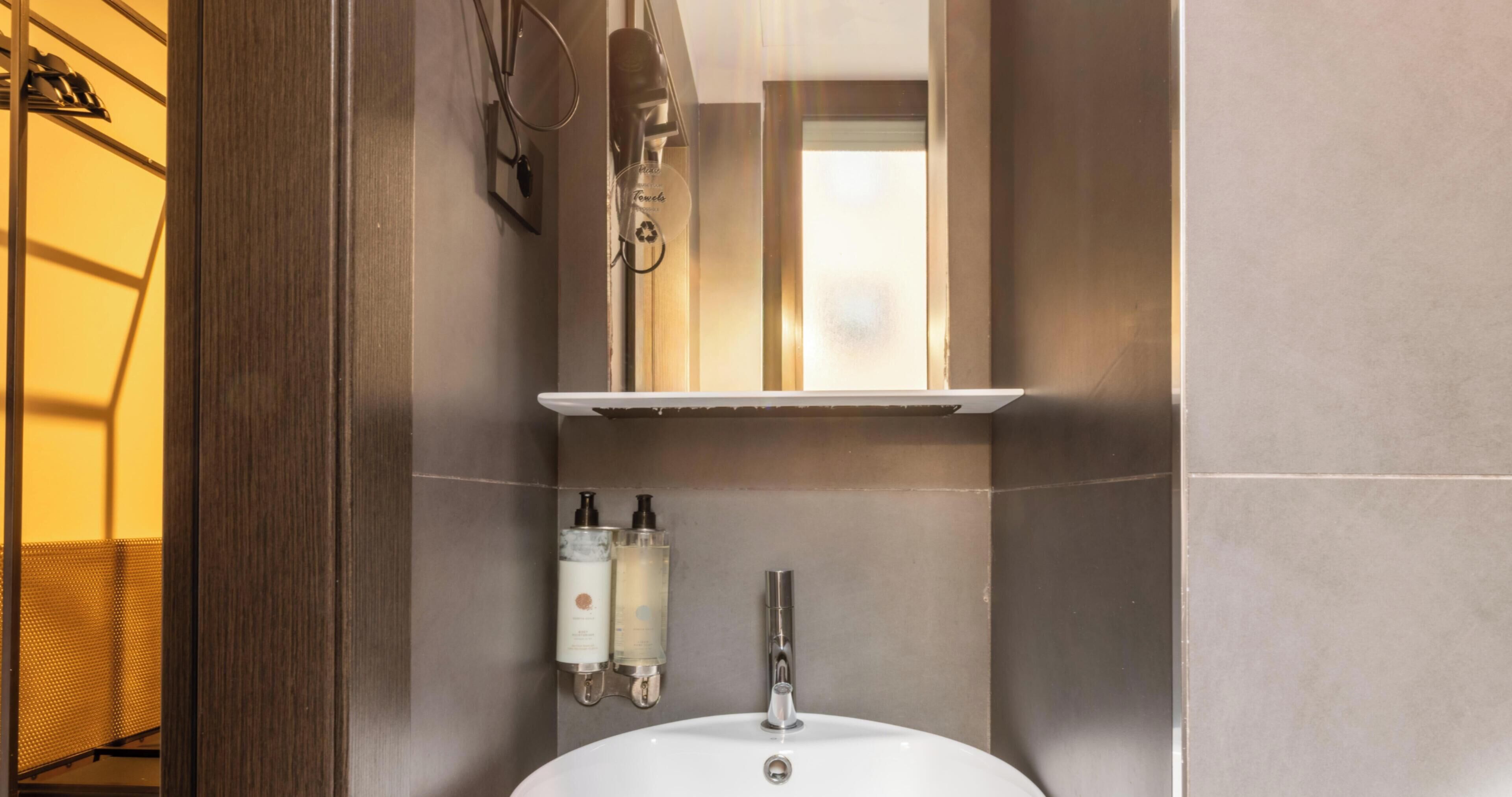 Chambre Double | Salle de bain | Douche, sèche-cheveux, serviettes fournies, papier toilette
