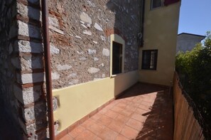 Property grounds - Apartment with a garden, 8 minutes from the beach in Forte dei Marmi (Ripa- Pozzi-Ponterosso)