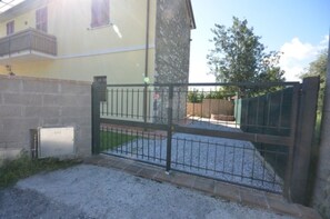 Property grounds - Apartment with a garden, 8 minutes from the beach in Forte dei Marmi (Ripa- Pozzi-Ponterosso)