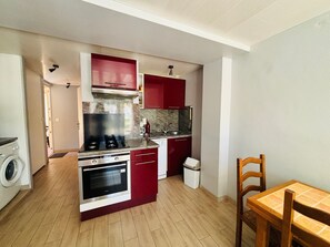Wasserkocher mit Kaffee-/Teezubehör, Kühlschrank, Mikrowelle, Ofen