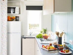Wasserkocher mit Kaffee-/Teezubehör, Kühlschrank, Mikrowelle