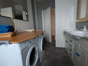 Interior - Large house, pets allowed - 8 guests (Jarnac)