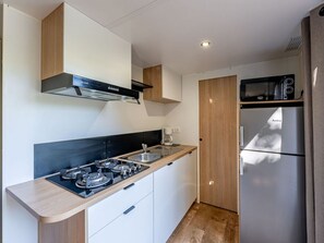 Wasserkocher mit Kaffee-/Teezubehör, Kühlschrank, Mikrowelle