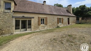 A two-story stone house with a gravel driveway and a small garden. - House in Périgord, parking, pets allowed - 4 guests (Campagne)