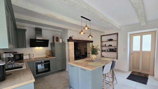 A modern kitchen with a central island, built-in oven, and pendant lighting. - House in Périgord, parking, pets allowed - 4 guests (Campagne)