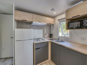 Wasserkocher mit Kaffee-/Teezubehör, Kühlschrank, Mikrowelle