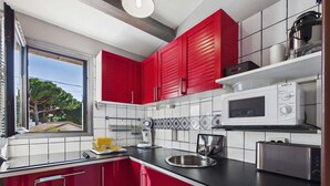 Cafeteira/chaleira, geladeira, micro-ondas, cooktop