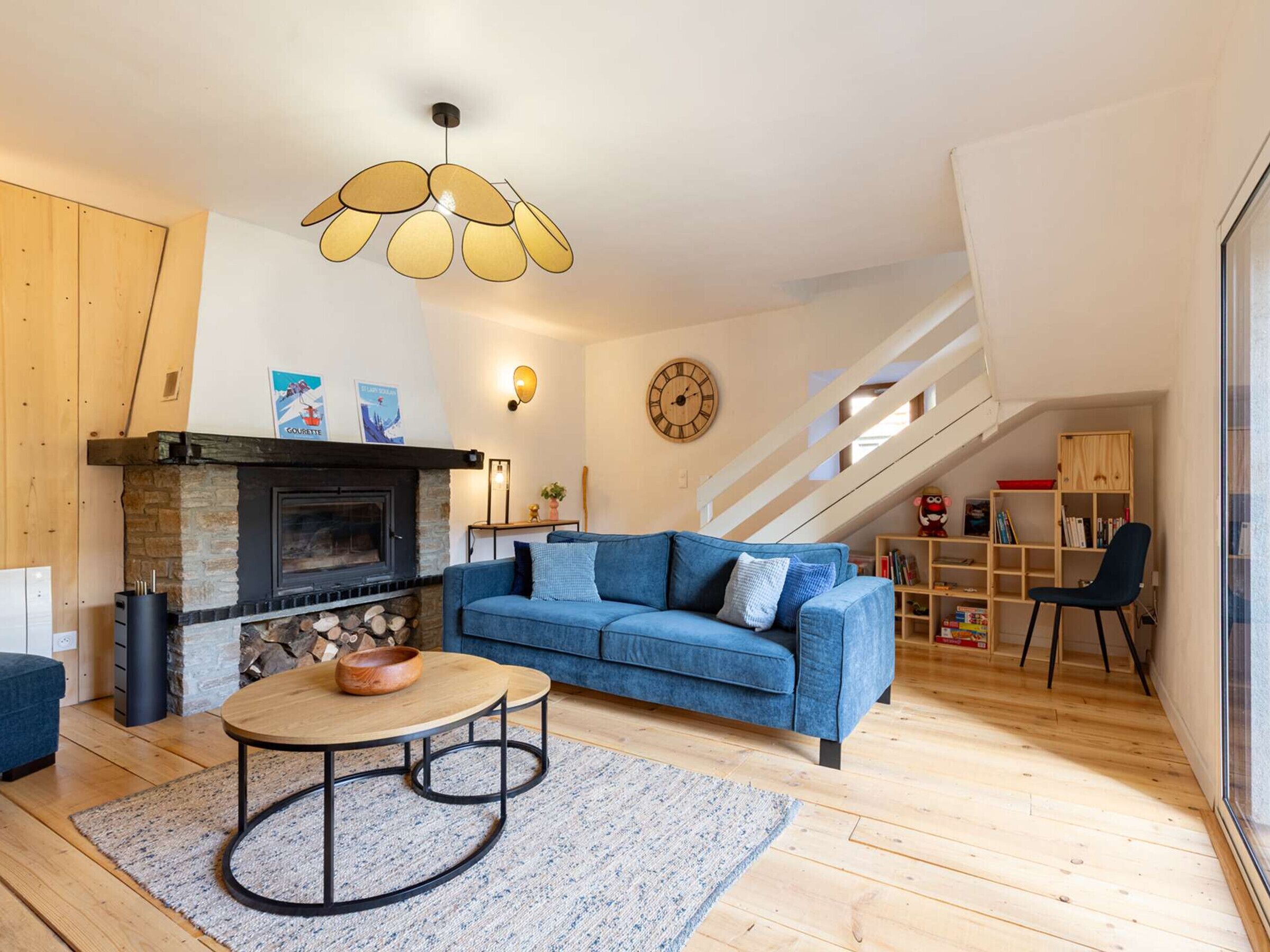 TV, fireplace