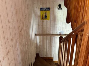 A wooden interior with a sign reading 'CHOCOLAT MERIE' and a wooden railing. - Charming house, 6 guests, Louron Valley (Bordères-Louron)