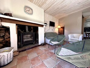 TV, fireplace - Charming house, 6 guests, Louron Valley (Bordères-Louron)