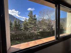 A window with a view of a mountainous landscape, trees, and a clear sky. - Spacious house, garden, mountain view - 10 guests (Arreau)
